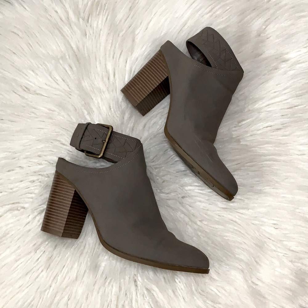American Eagle taupe short heels